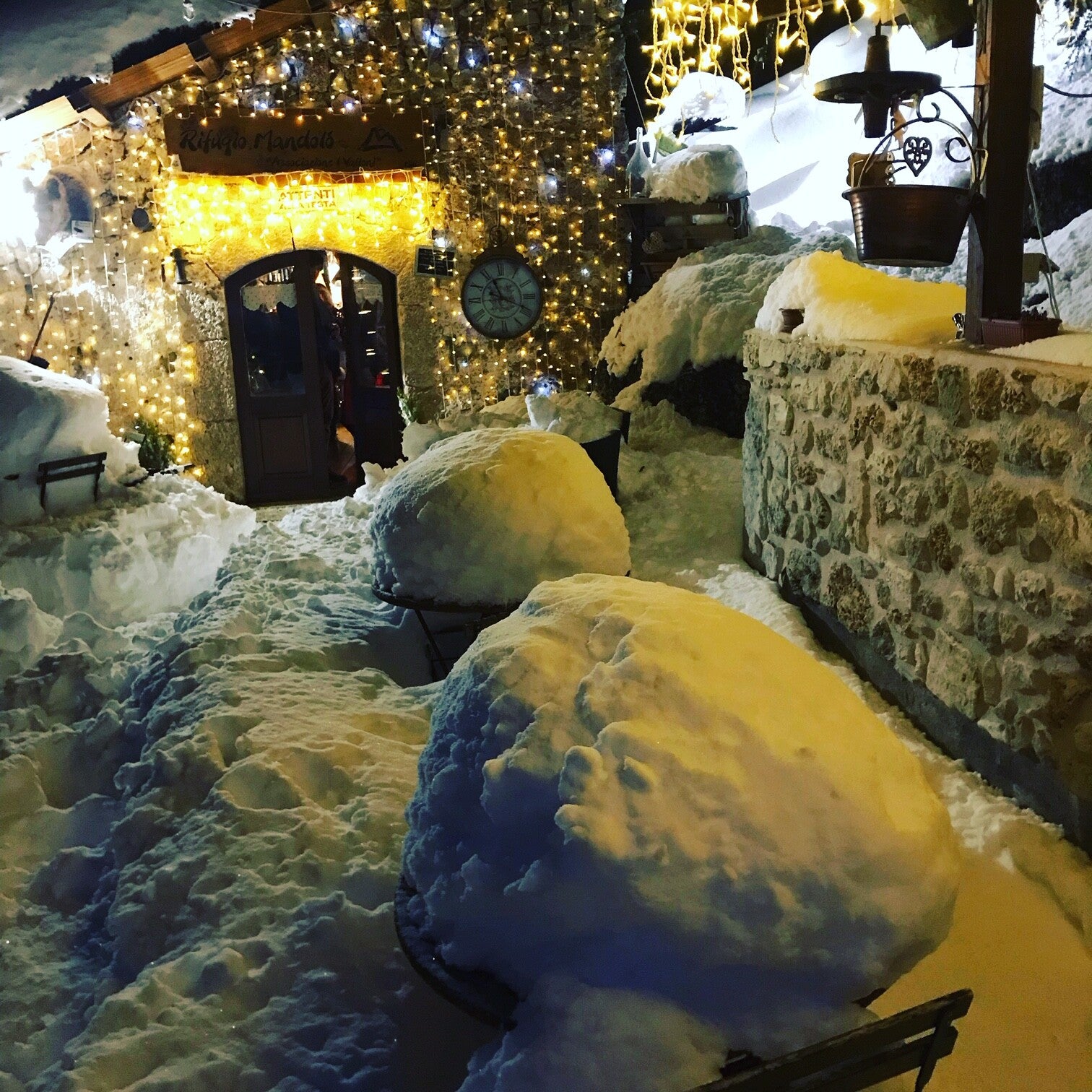 Il Rifugio Mandolò sotto una grande nevicata